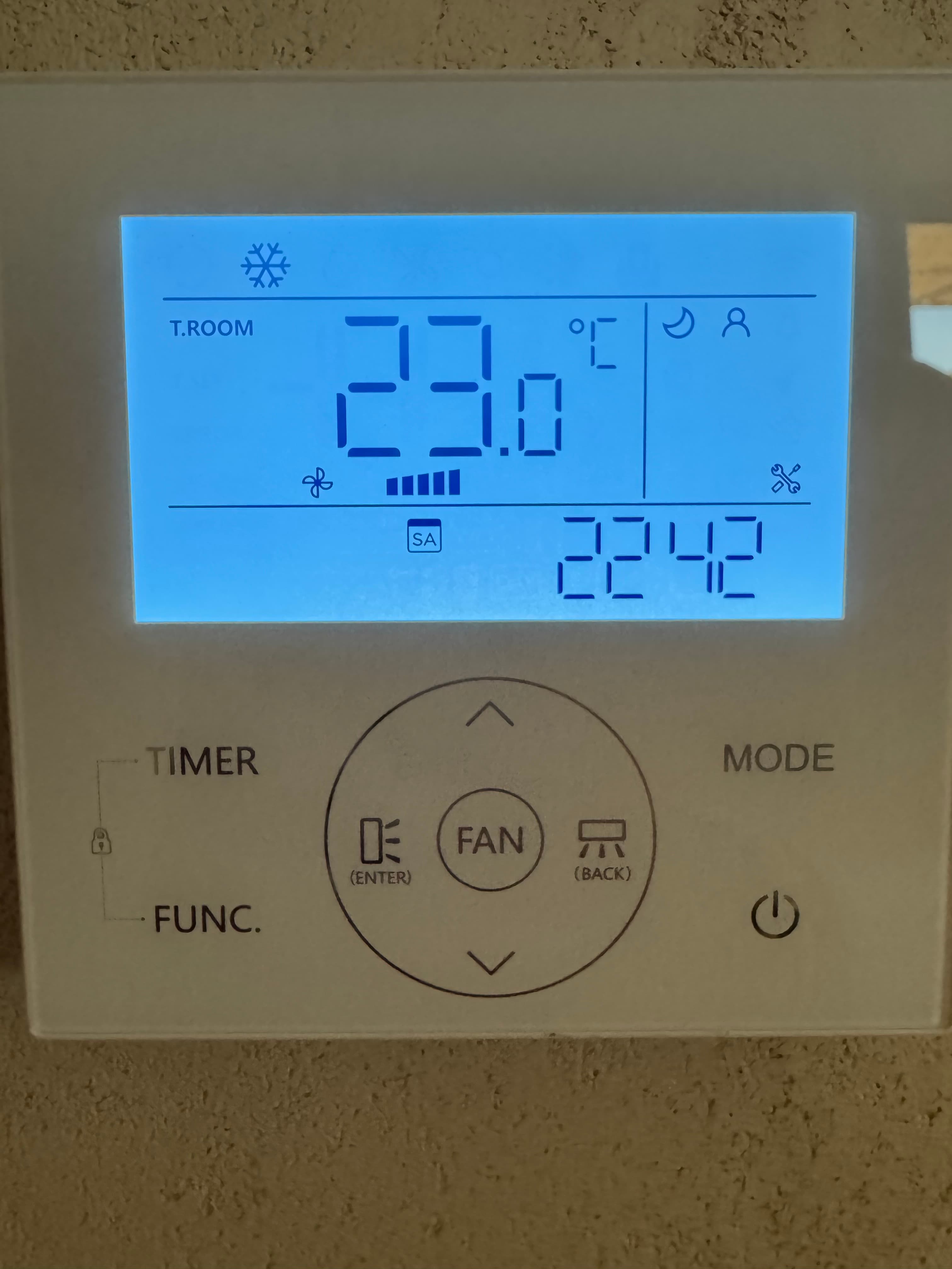 Tastierino di controllo dell'aria condizionata nelle camere, con tasti TIMER, FUNC., MODE, FAN, ENTER e BACK.