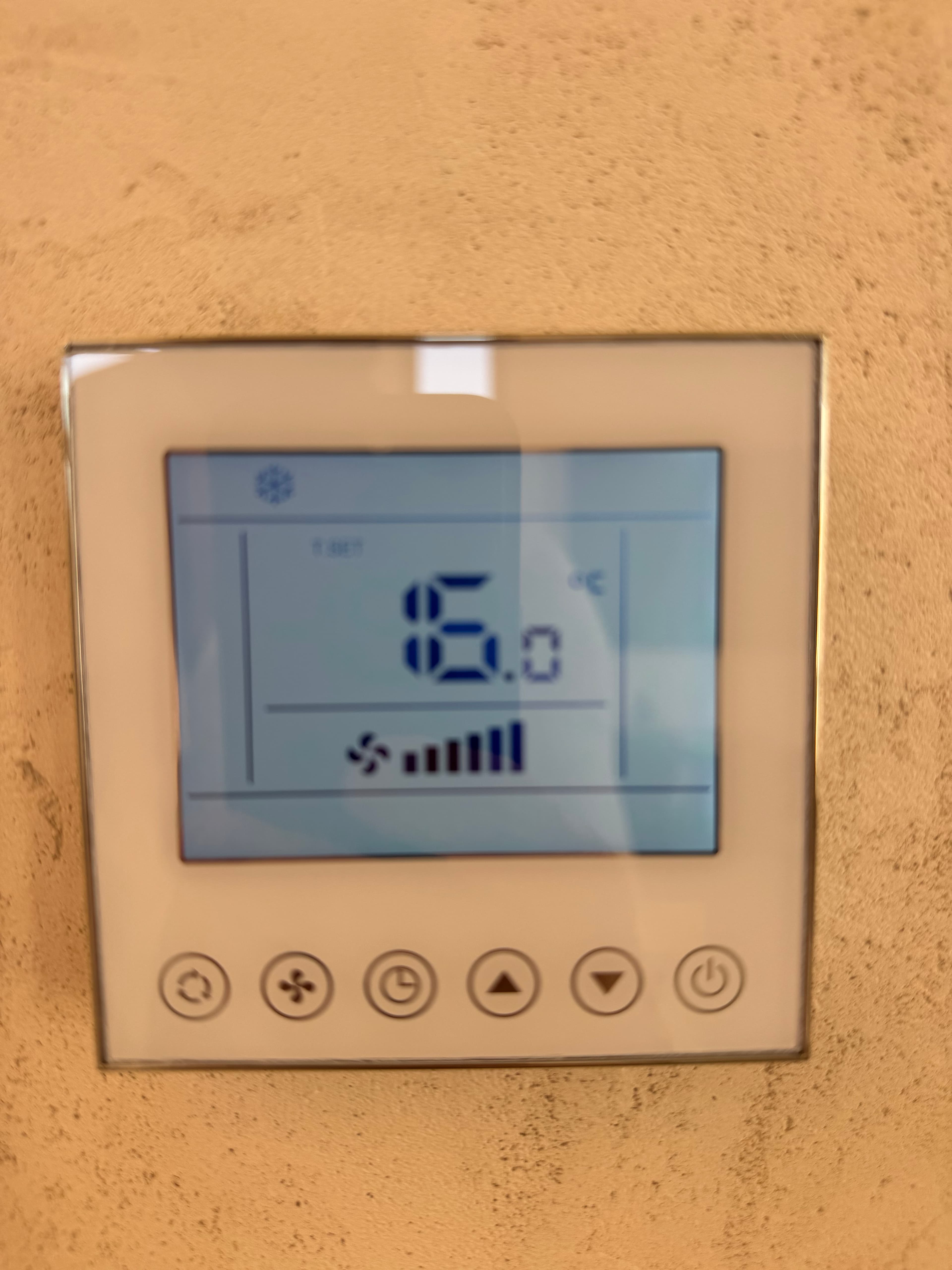 Tastierino di controllo dell'aria condizionata nella zona cucina-salotto, impostato in modalità raffreddamento a 16°C.