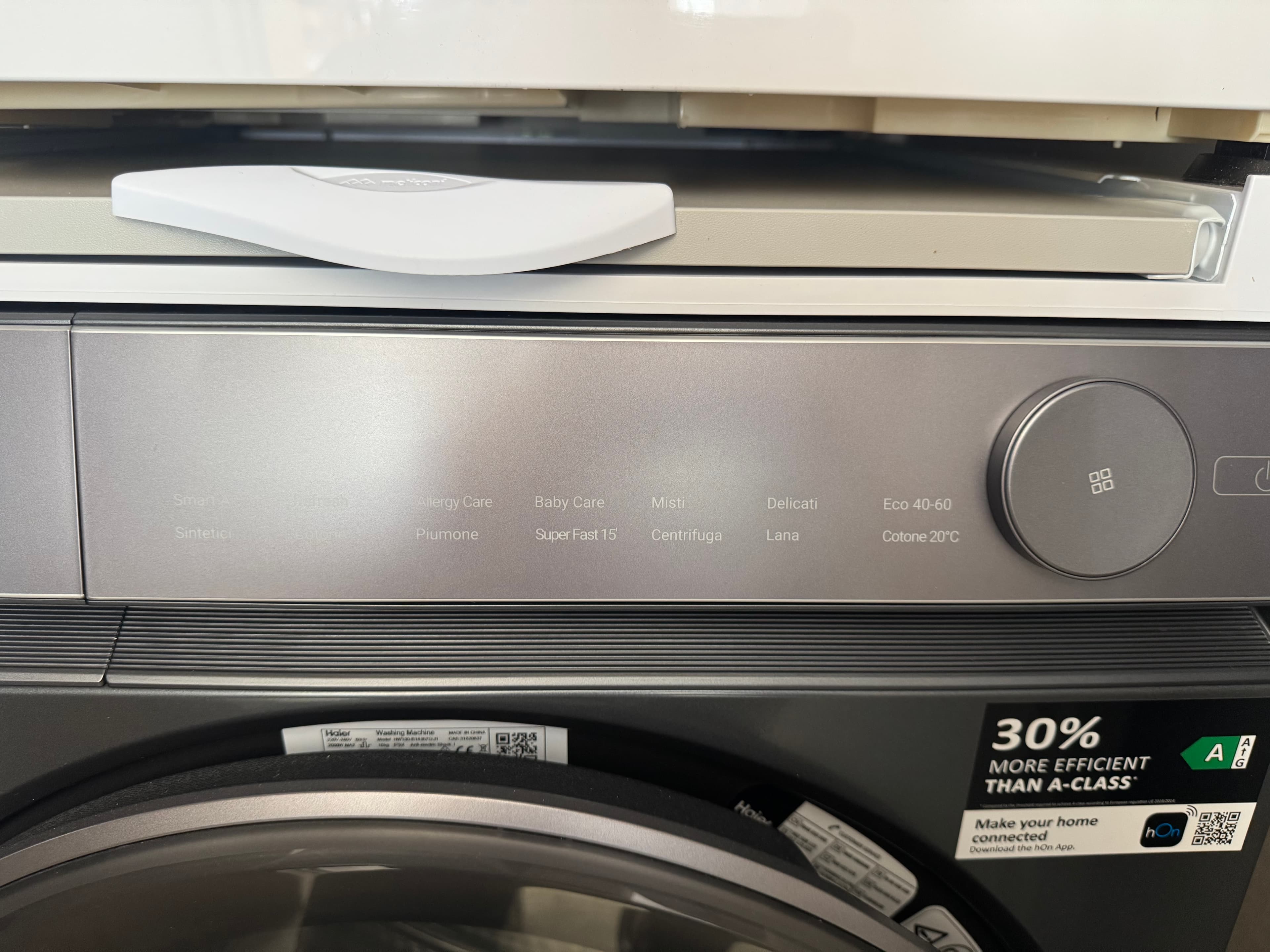 Pannello di controllo della lavatrice Haier con i nomi dei programmi.